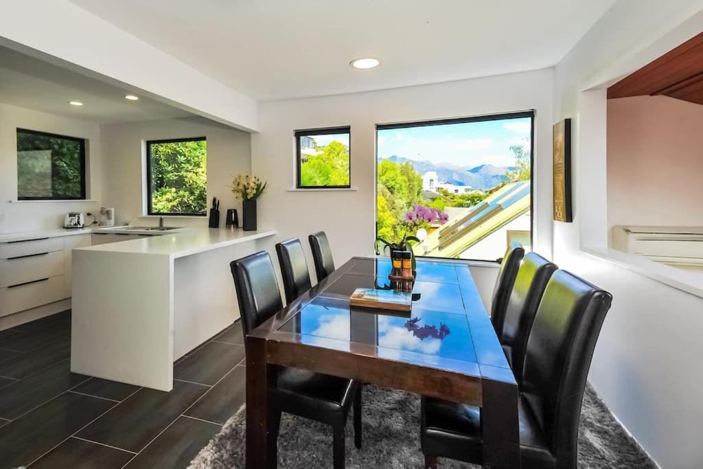 Stunning Home With Amazing Wakatipu Lake Views Queenstown Exteriör bild