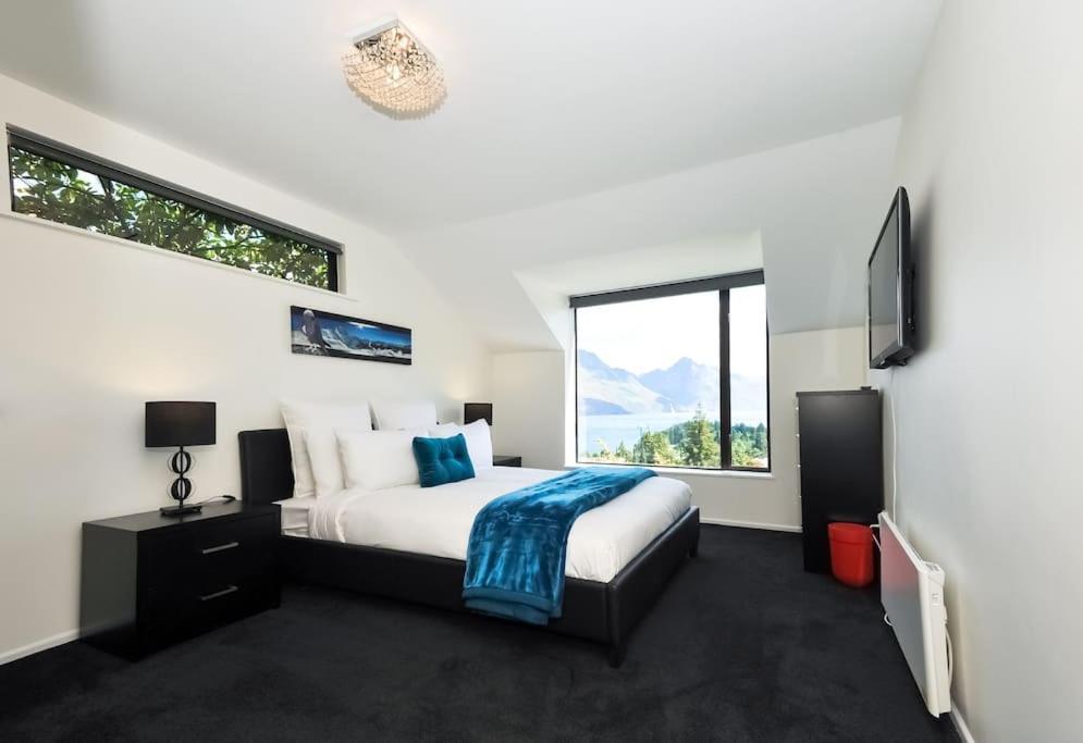 Stunning Home With Amazing Wakatipu Lake Views Queenstown Exteriör bild