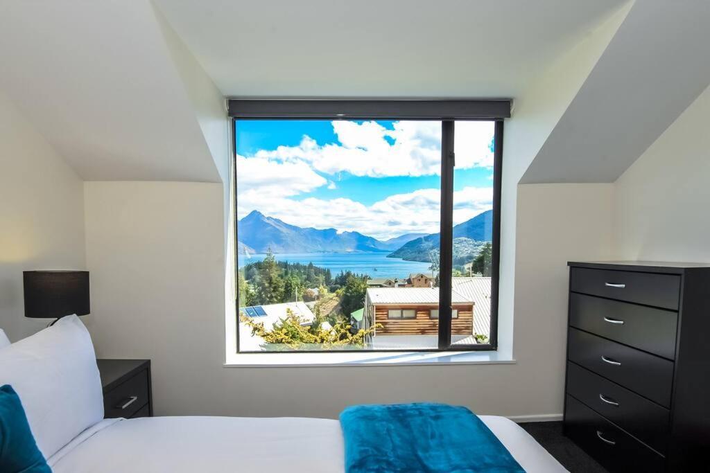 Stunning Home With Amazing Wakatipu Lake Views Queenstown Exteriör bild