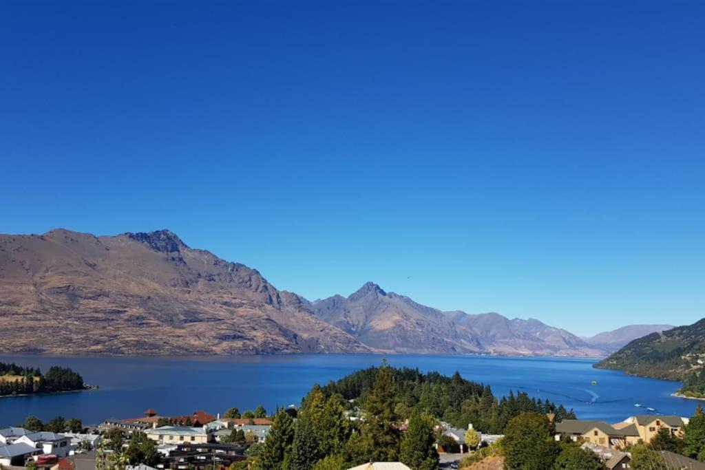 Stunning Home With Amazing Wakatipu Lake Views Queenstown Exteriör bild