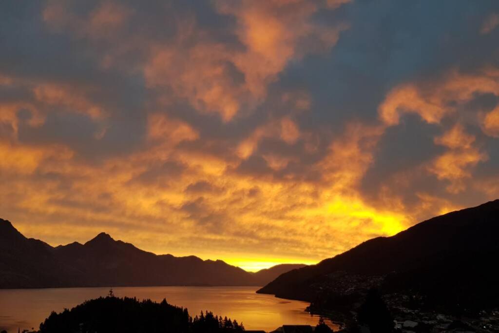 Stunning Home With Amazing Wakatipu Lake Views Queenstown Exteriör bild