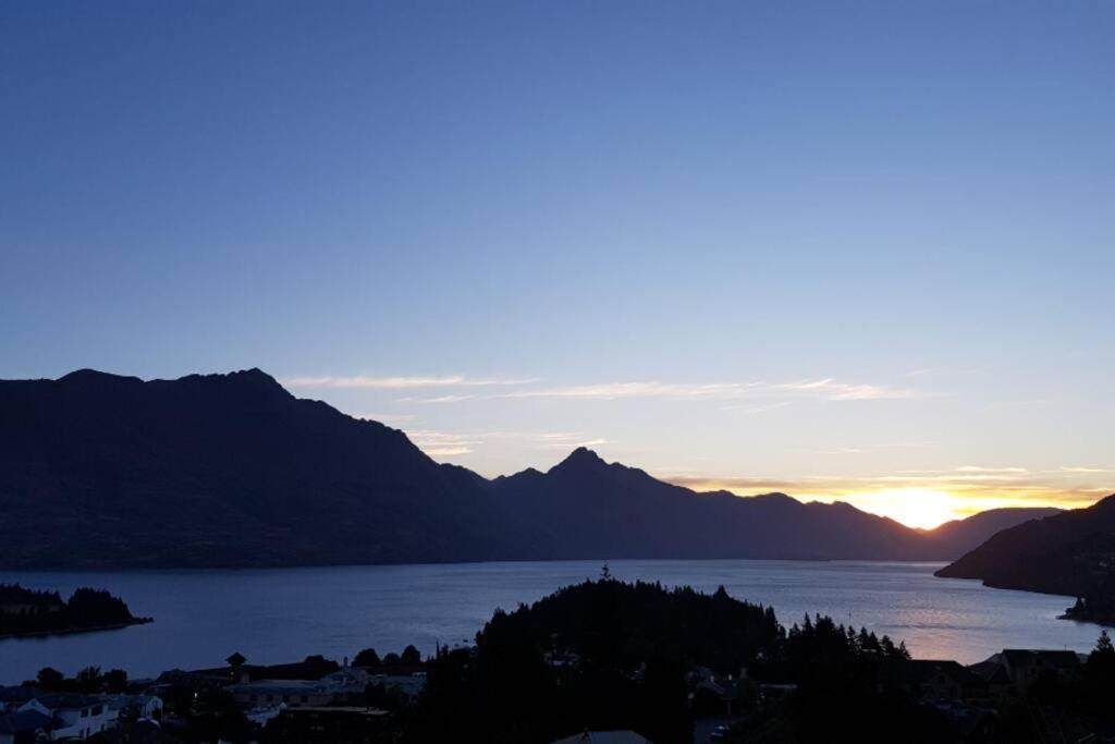 Stunning Home With Amazing Wakatipu Lake Views Queenstown Exteriör bild